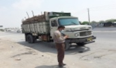 کنترل محموله های چوب در جاده های مواصلاتی شهرستان بندرعباس