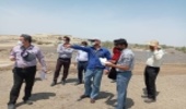 بازدید معاون و کارشناس دفتر امور بیابان سازمان جنگل ها به اتفاق معاون فنی اداره کل از پروژه های تثبیت ماسه های روان شهرستان جاسک 
