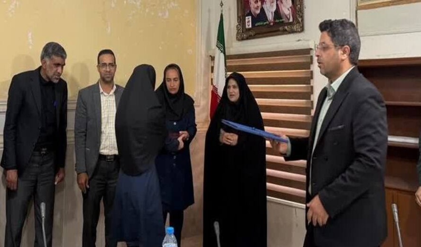 تقدیر از رابط روابط عمومی منابع طبیعی و آبخیزداری حاجی آباد در فرمانداری