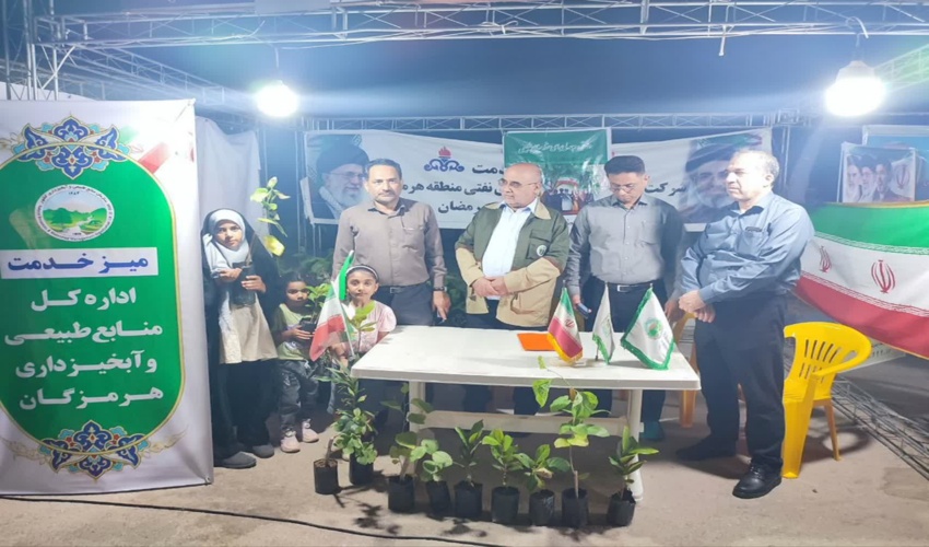برپایی میز خدمت اداره کل منابع طبیعی وتوزیع نهال در تجمعات شبانه مردم بندرعباس/ توزیع نهال رایگان