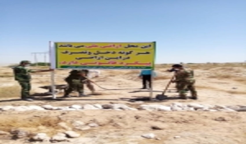 نصب تابلو اطلاع رسانی از حیث  جلوگیری از  تصرفات  غیر قانونی در سطح اراضی ملی در شهرستان بندرعباس