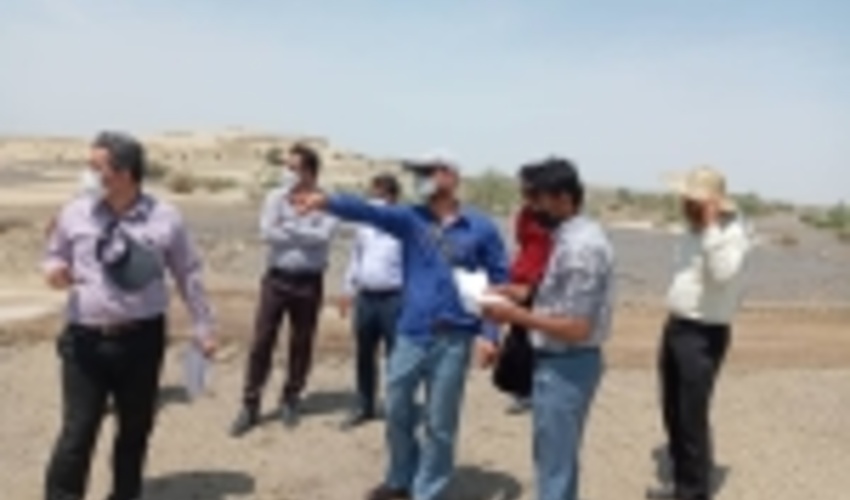 بازدید معاون و کارشناس دفتر امور بیابان سازمان جنگل ها به اتفاق معاون فنی اداره کل از پروژه های تثبیت ماسه های روان شهرستان جاسک 