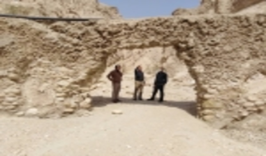 بازدید و نظارت مستمر بر روند اجرایی پروژه احیا وبازسازی معادن درمنطقه دواب شرقی شهرستان بندرلنگه