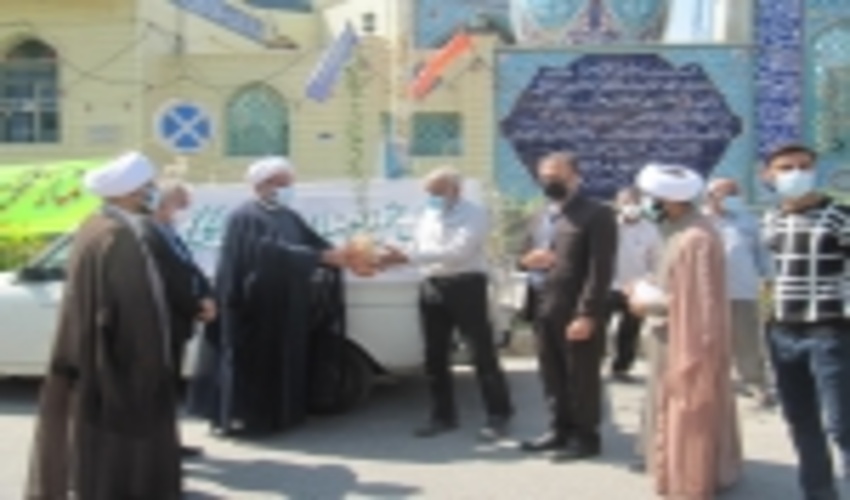 حضور در نماز جمعه و توزیع نهال مثمر و غیر مثمربصورت رایگان بین نمازگزاران در اولین روز هفته منابع طبیعی در شهرستان بندرلنگه