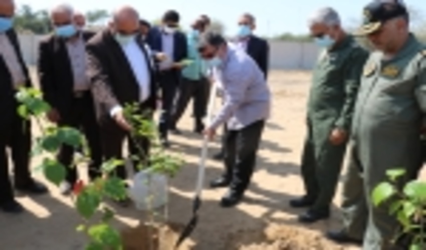 مراسم درختکاری با حضور استاندار هرمزگان ، امیر سرتیپ  دوم محمد قربانی فرمانده پایگاه هوایی ، ریبس سازمان جهادکشاورزی و جمعی از سازمان های مردم نهاد، همیاران طبیعت، گروهای مردمی و محافظان طبیعت و مدیران اجرایی دستگاهها با کاشت نهال توسط استاندار آغاز شد  
