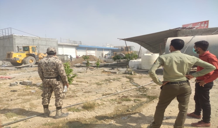 مشارکت ماموران یگان حفاظت اداره منابع طبیعی بندرعباس  با یگان مسکن و شهرسازی جهت رفع تصرف اراضی ملی 