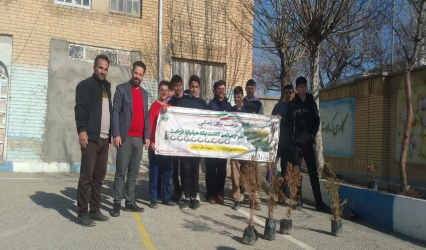 دانش آموزان رودانی از پروژه های آبخیزداری منطقه رودخانه بازدید کردند