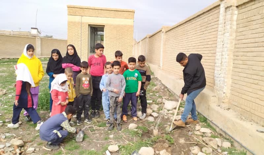 کاشت نهال در محوطه زندان به مناسبت هفته منابع طبیعی‎ در شهرستان پارسیان 