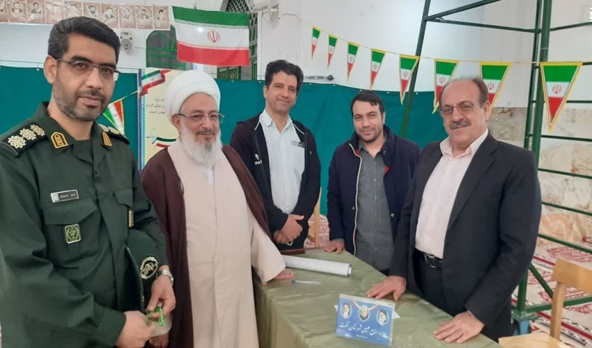 سومین روز هفته منابع طبیعی 200 اصله نهال رایگان توزیع شد 