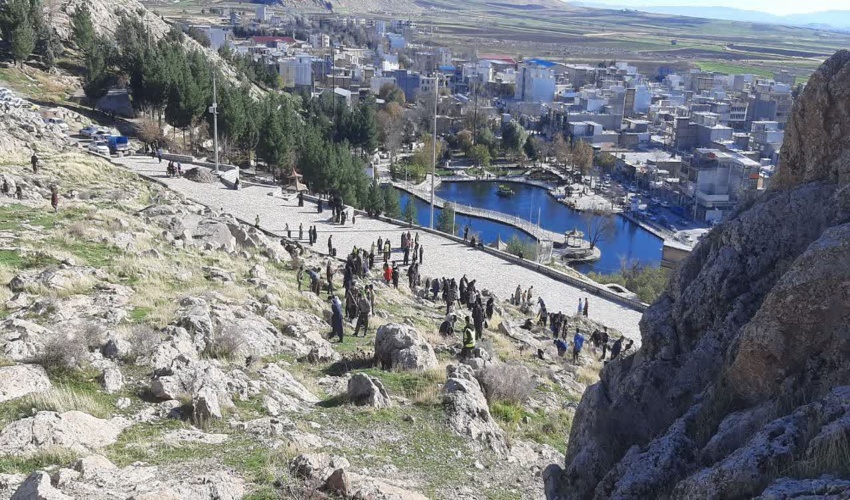  برداشت های غیر مجاز مصالح شن و ماسه در روستای  نقاشه شهرستان قشم
