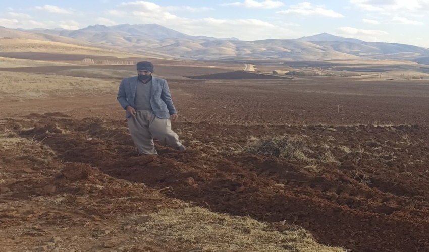 پیشگیری  از برداشت غیر مجاز خاک در اراضی ملی درمنطقه تنگ دالان شهرستان بندرخمیر