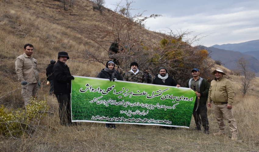 دیدار رئیس اداره منابع طبیعی و آبخیزداری شهرستان جاسک با خانواده شهداء این شهرستان به مناسبت هفته دولت 
