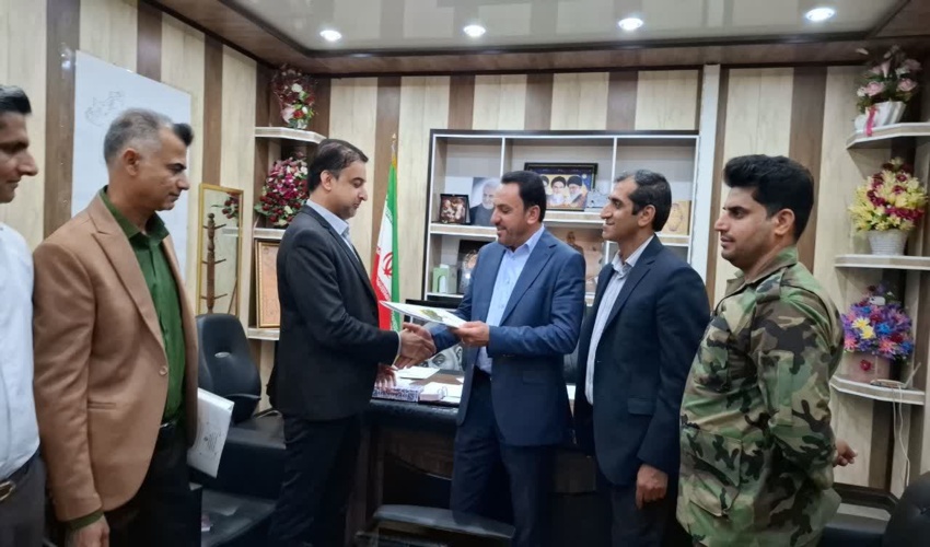  بازدید رئیس اداره استعدادیابی و تخصیص اراضی استان هرمزگان از طرح جنگلکاری بام بستک