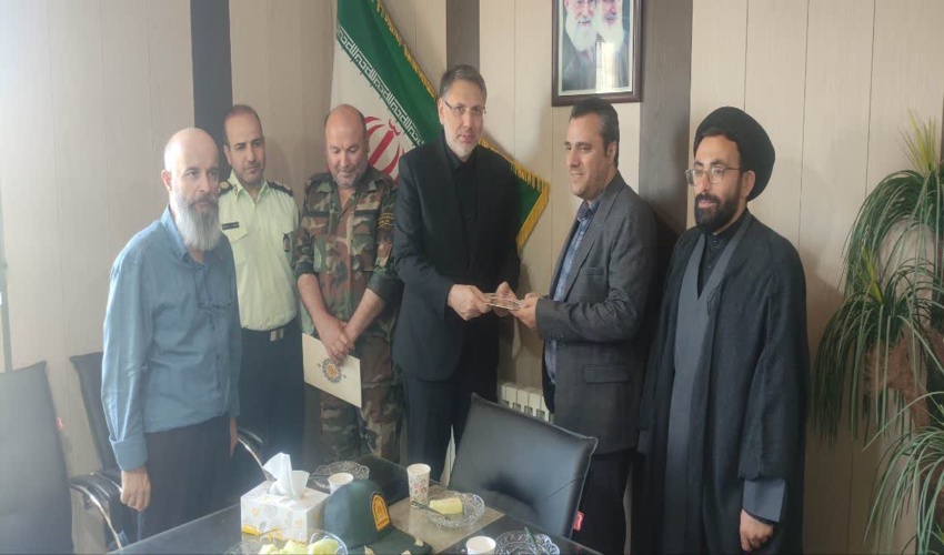 جلسه هم اندیشی رئیس اداره منابع طبیعی با رئیس اداره ثبت اسناد و املاک شهرستان بندرلنگه
