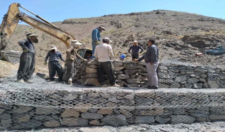 آبیاری نهال های کاشته شده منطقه گتی شهرستان جاسک با مشارکت دانش آموزان 