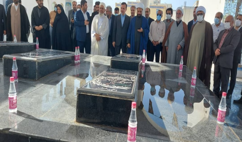 عطرافشانی و غبارروبی گلزار شهدای گمنام شهرستان قشم