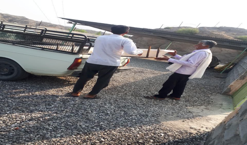 تحویل آبشخور به دامداران مراتع شهرستان میناب