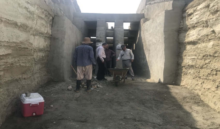 بازدید کارشناس  آبخیزداری از روند اجرای بازسازی سازه آبخیزداری  رمچاه در شهرستان  قشم