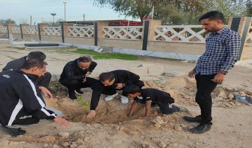 کاشت 22 اصله نهال در گلزار شهدای بهشت زینبیه شهرستان بندرلنگه 