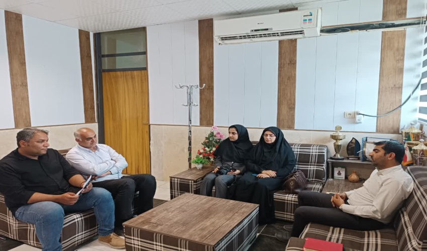 جلسه هم اندیشی با شهردار بندرجاسک با حضور مسئول روابط عمومی اداره کل منابع طبیعی و آبخیزداری هرمزگان