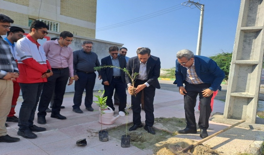 آغاز هفته منابع طبیعی و آبخیزداری با غرس نهال در بلوار شهید گمنام شهرستان سیریک