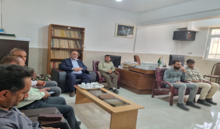 مدیرکل دردیدار با کارکنان اداره منابع طبیعی جاسک: رعایت نظم و قوانین اداری موجب نشاط اداری است/ ضرورت کاشت گونه های بیابانی در جاسک 