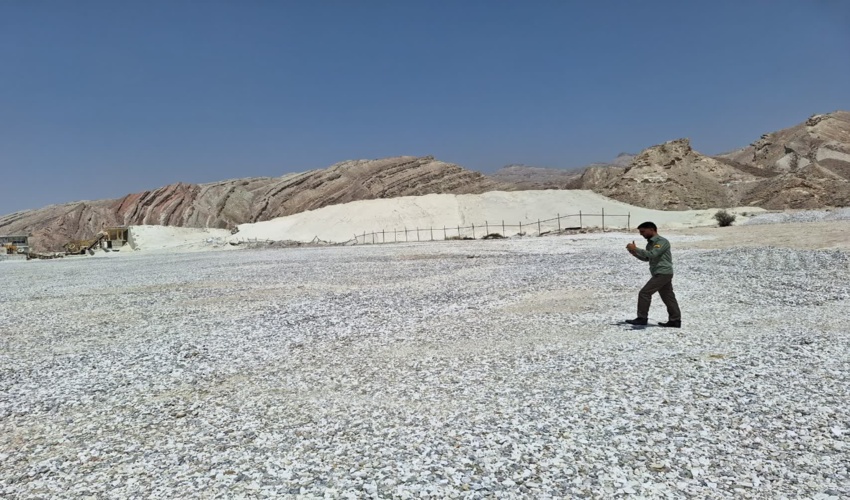 گشت زنی ماموران یگان حفاظت در منطقه چاه عبدالرحمن بخش مرکزی شهرستان بندرلنگه 