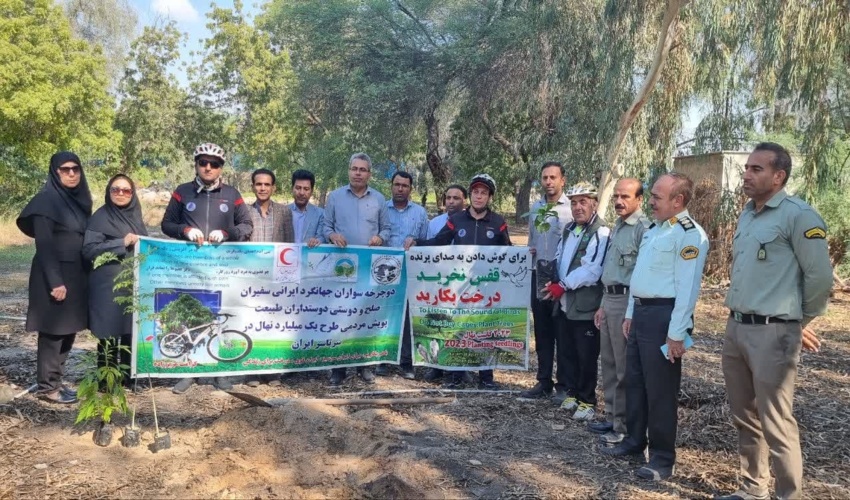کاشت سه نهال در محوطه منابع طبیعی هرمزگان توسط دوچرخه سوار حامی طرح مردمی کاشت یک میلیارد درخت 