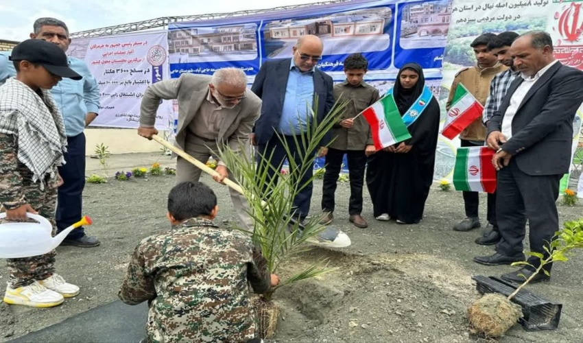 کاشت سه نهال نخل خرما در مدرسه تازه تاسیس دربشاگرد توسط رئیس سازمان منابع طبیعی و آبخیزداری کشور 