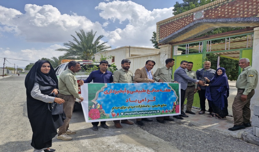 توزیع نهال خانه به خانه در سومین روز از هفته منابع طبیعی در شهرستان رودان 