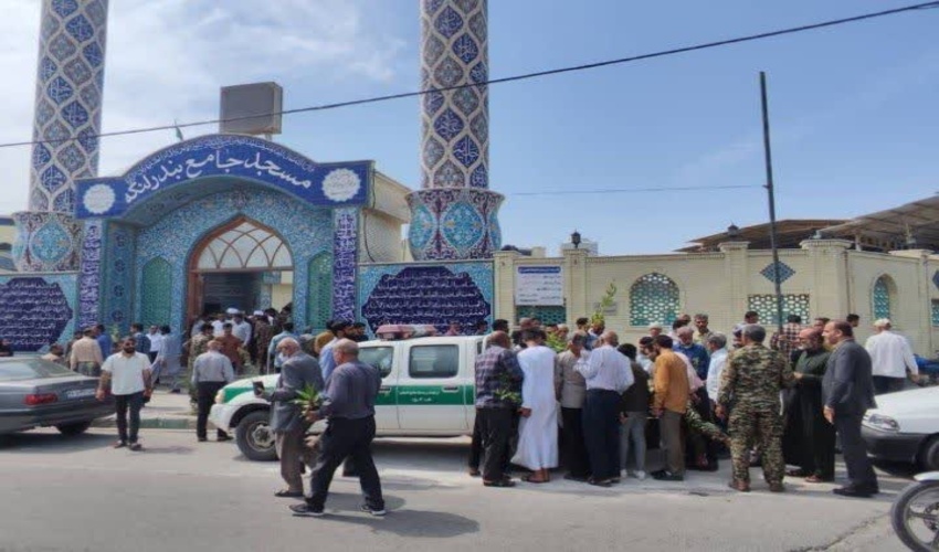 توزیع بیش از 500 اصله نهال رایگان بین نمازگزاران در نماز جمعه بندرلنگه 