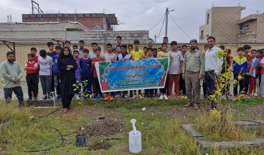 کاشت نهال توسط دانش آموزان مدارس شهرستان رودان در هفته منابع طبیعی 
