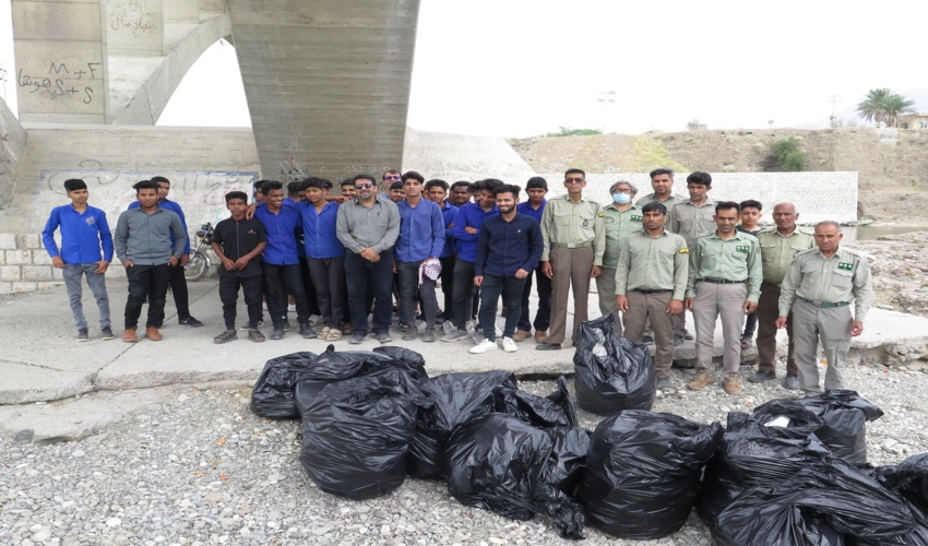 پاکسازی حاشیه رودخانه و پل آبنما شهرستان رودان‎