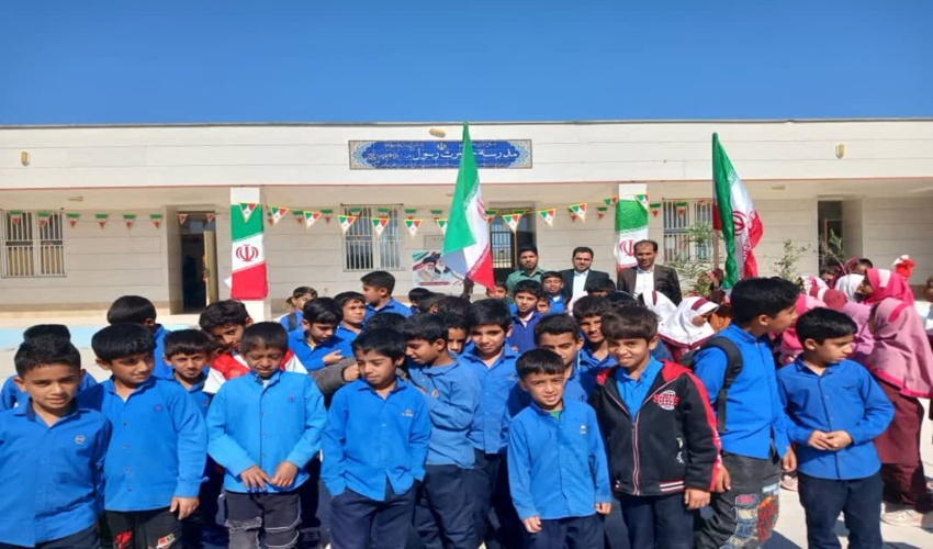 کاشت نهال در دبستان روستای گزدان شهرستان جاسک به مناسبت  دهه مبارک فجر  