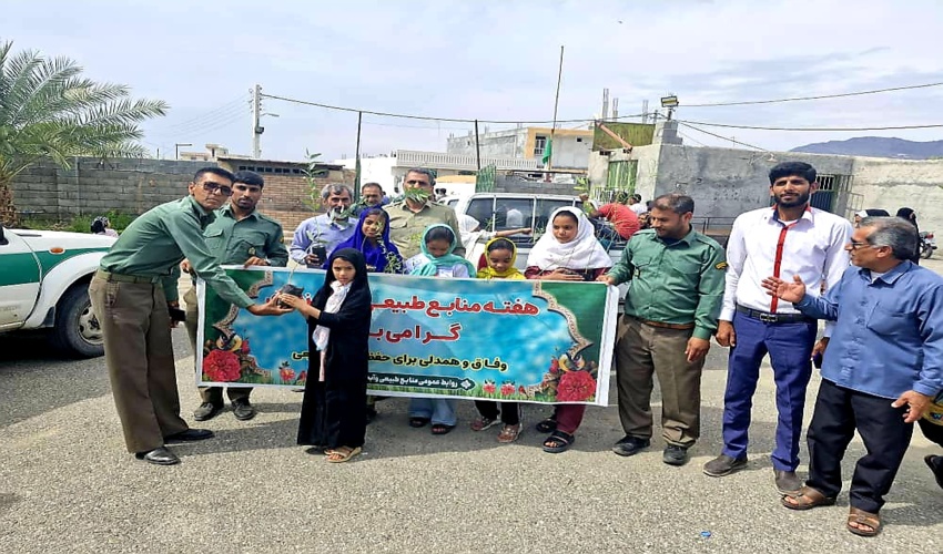 توزیع ۳۰۰ اصله نهال بین نمازگزاران نماز جمعه و غرس نهال در محوطه مسجد میرکمال الدین در شهرستان رودان 