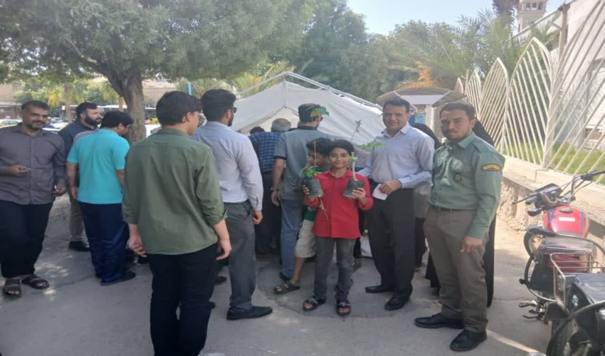 توزیع نهال رایگان به مناسبت سومین روز از هفته منابع طبیعی در مصلای بندرعباس