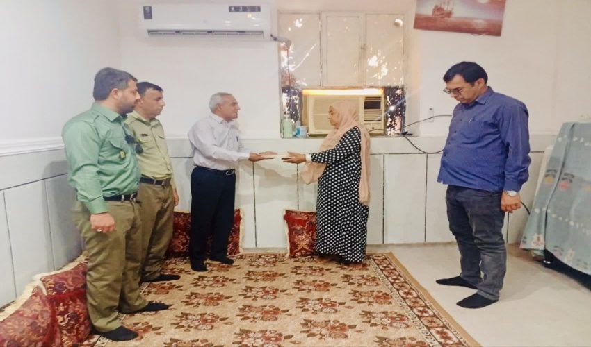 دیدار کارکنان اداره منابع طبیعی و آبخیزداری بندرخمیر با خانواده شهید جنگ رمضان‌علی آسفه