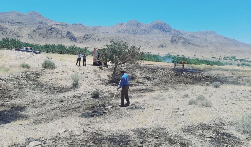 اطفاء حریق در منطقه رزدر شهرستان حاجی آباد