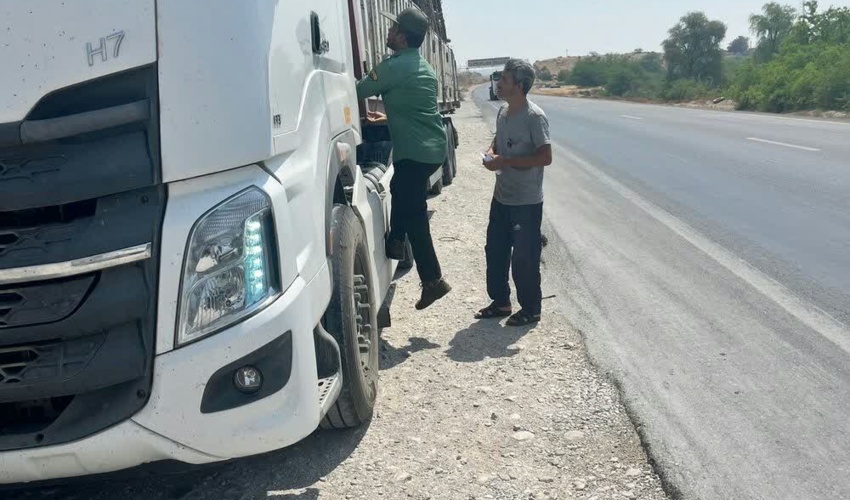 کنترل محموله چوب در جاده مواصلاتی شهرستان بندرعباس