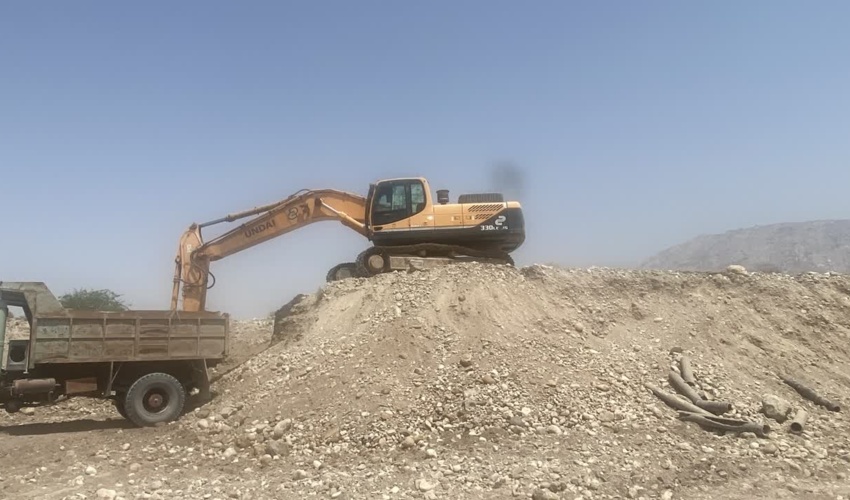 پیشگیری از برداشت غیرمجاز خاک خارج از محدوده واگذاری معدن در بندرخمیر