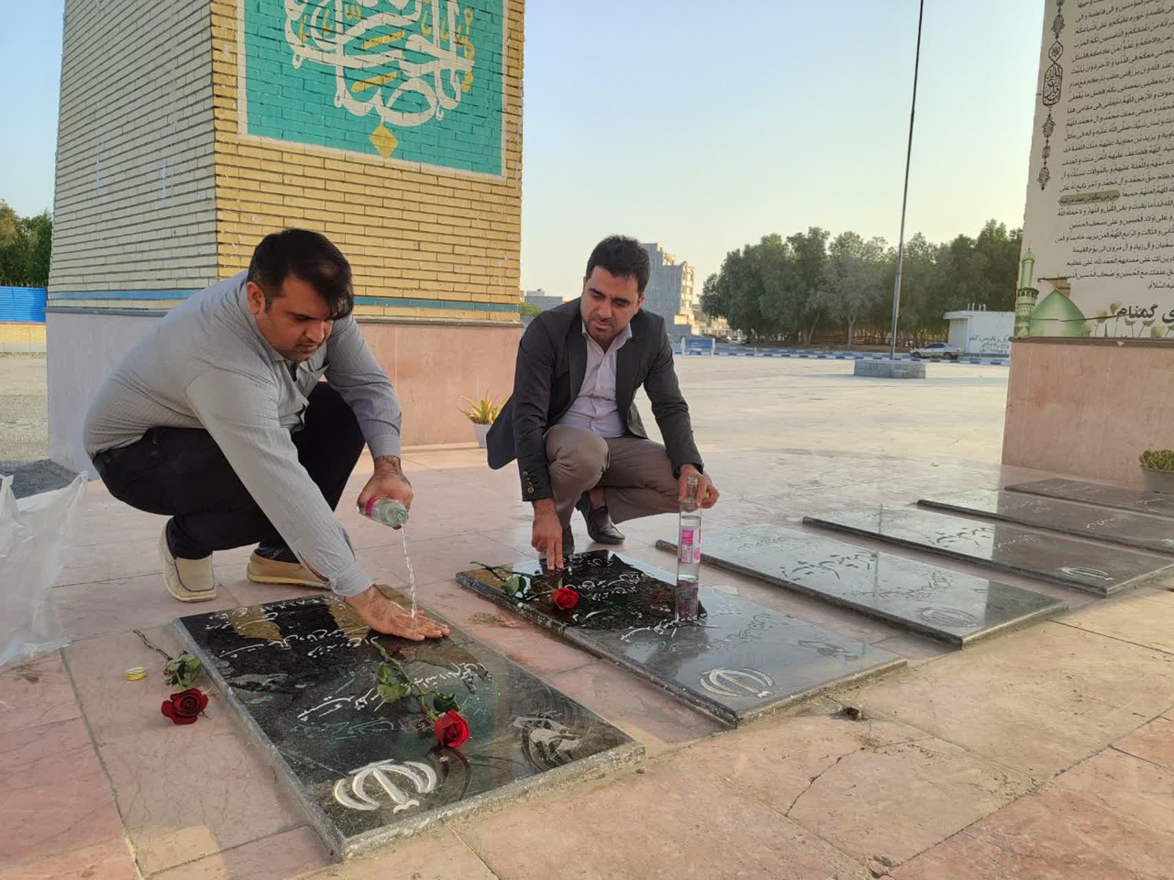 غبارروبی گلزار شهدا شهرستان جاسک به مناسبت فرا رسیدن هفته منابع طبیعی و آبخیزداری 