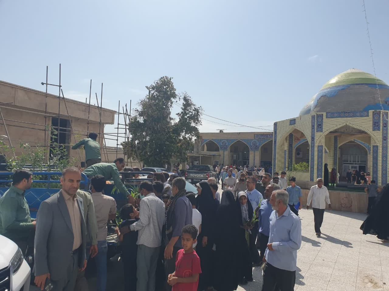 توزیع 200 اصله نهال در بین نمازگزاران به مناسبت بزرگداشت هفته منابع طبیعی